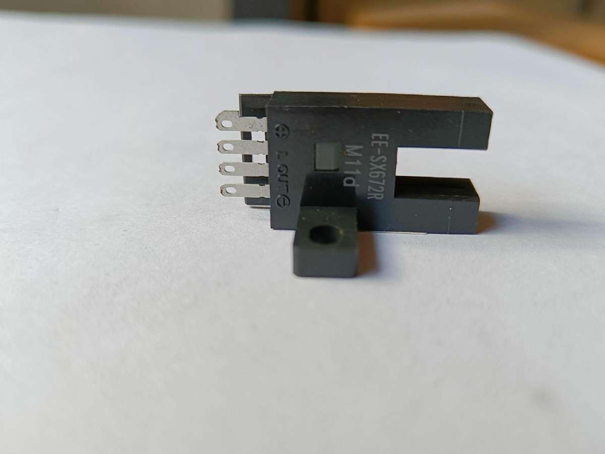 OMRON  槽型光电开关  EE-SX672R